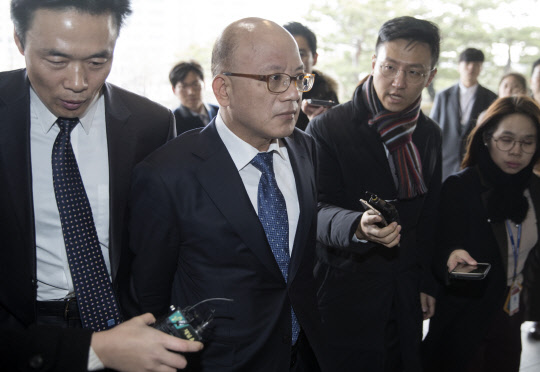 <탄핵표결> 헌재 들어서는 박한철 소장      (서울=연합뉴스) 윤동진 기자 = 박근혜 대통령에 대한 탄핵소추안 표결이 예정된 9일 오전 박한철 헌법재판소장이 서울 종로구 헌법재판소로 들어서고 있다. 2016.12.9      mon@yna.co.kr  (끝)